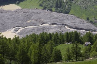 A Blatten, l'eau s'écoule lentement via la rivière.